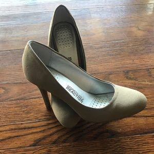 Kenneth Cole Reaction Nude Pumps